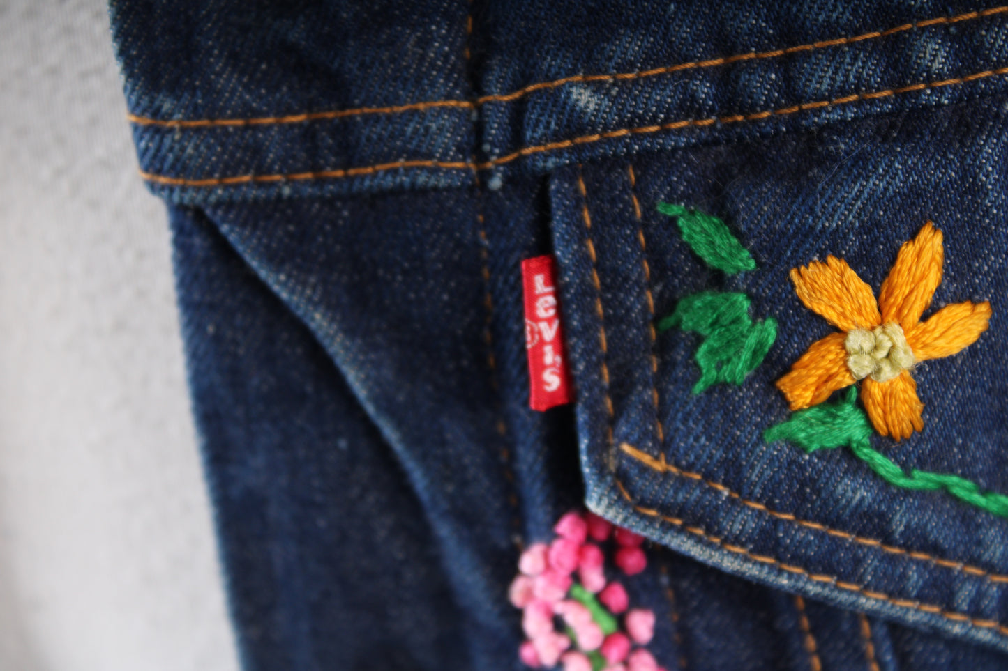 Vintage 70s LEVI'S Denim Trucker Jacket Embroidered Indigo Two Pocket Size 34 USA