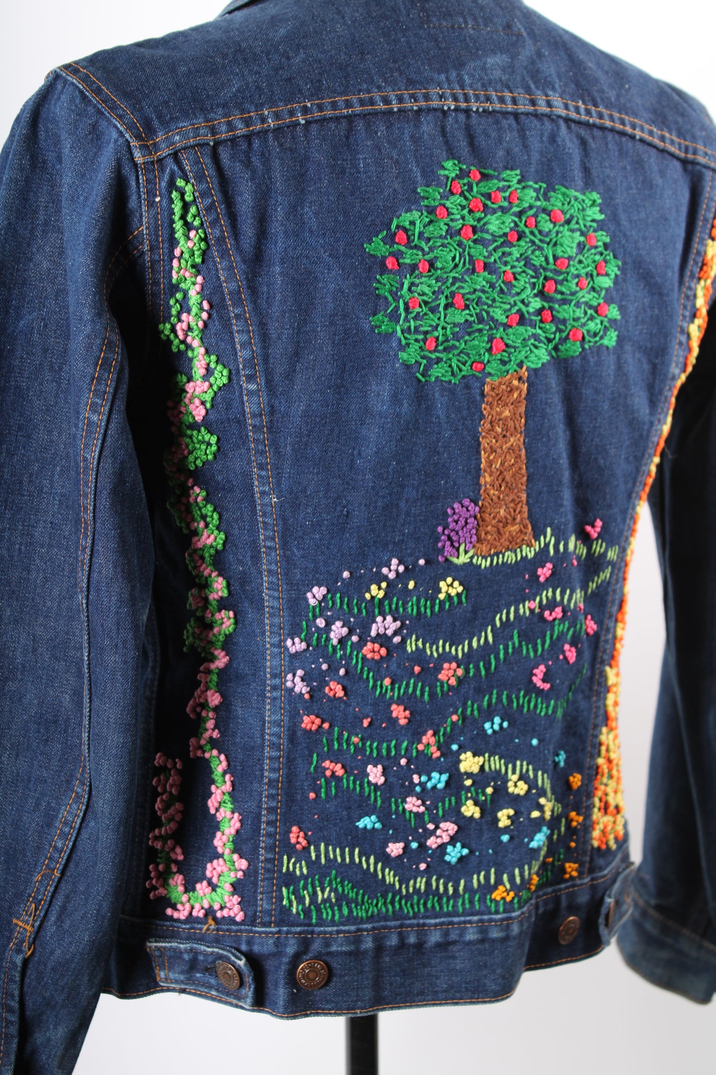 Vintage 70s LEVI'S Denim Trucker Jacket Embroidered Indigo Two Pocket Size 34 USA