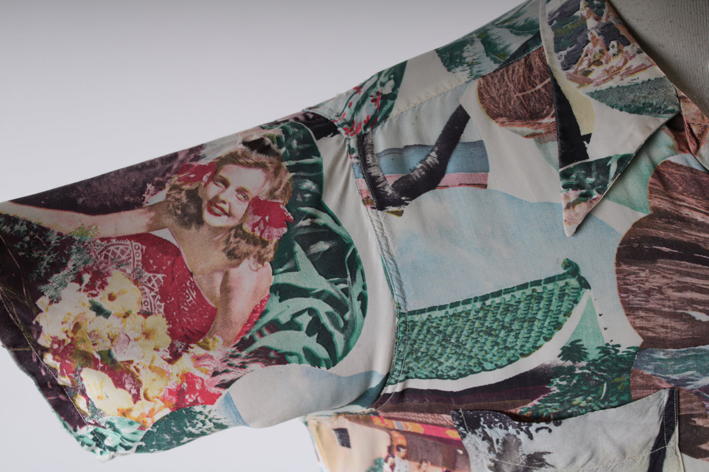 Vintage 1950s Towncraft Rayon Postcard Pin Up Girl Hawaiian Shirt Mens Size Medium
