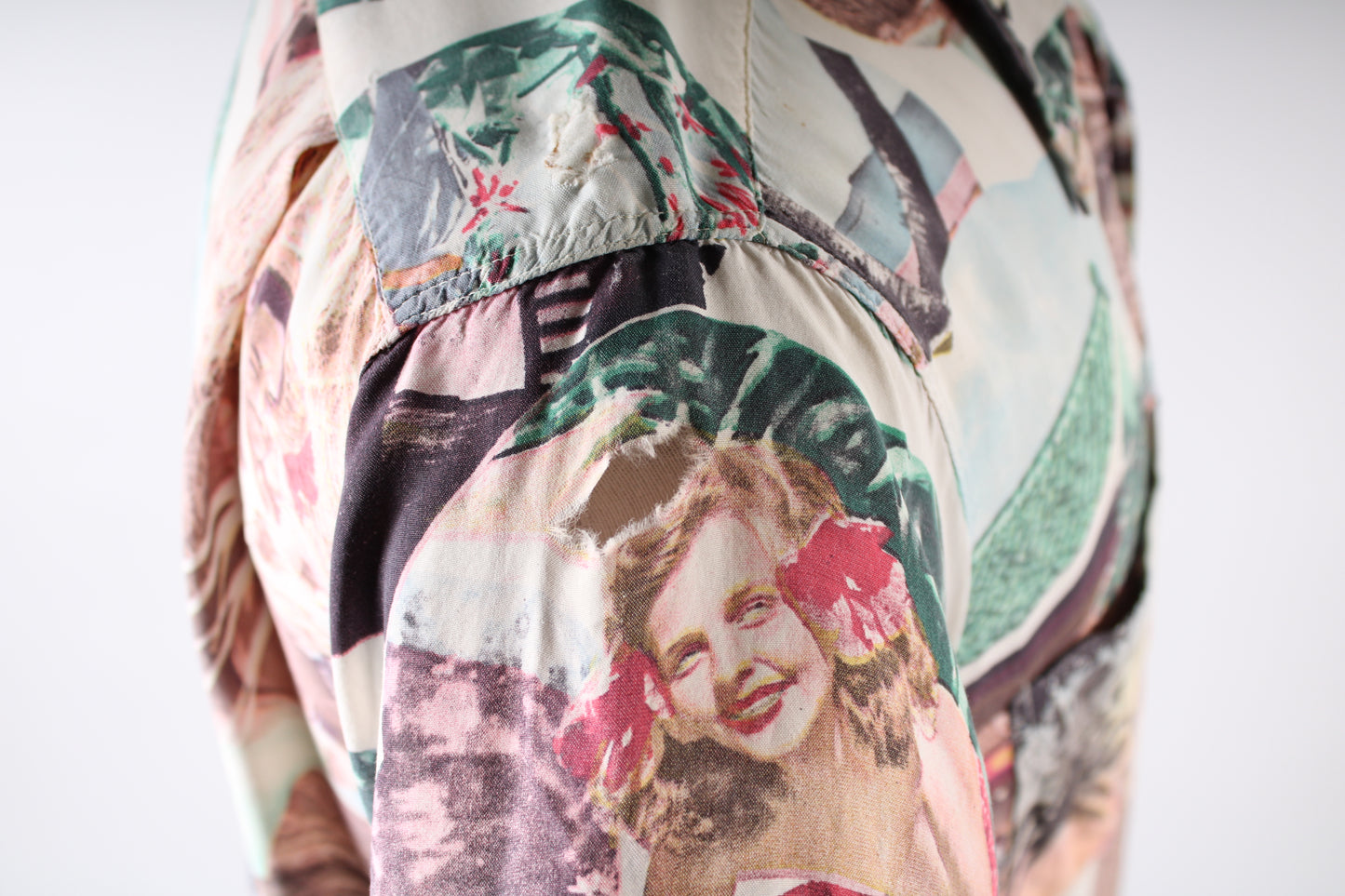Vintage 1950s Towncraft Rayon Postcard Pin Up Girl Hawaiian Shirt Mens Size Medium